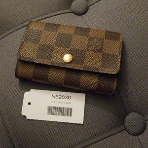 LIKE NEW Louis Vuitton Multicles 6 Key Holder